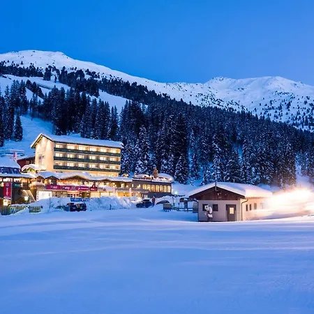 ホテル Berghotel Hochfuegen 4*